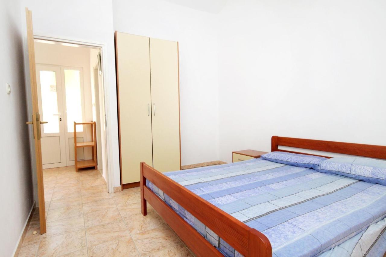 Apartment Seaside Secluded Apartments Cove Jedra, Hvar - 2583 Gdinj